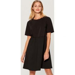 Rozkloszowana sukienka z krótkimi rękawami - Czarny. Czarne sukienki damskie Mohito, z krótkim rękawem. Za 119.99 zł.