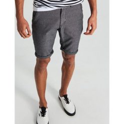 Szorty comfort typu chino - Czarny. Spodnie materiałowe męskie marki Cropp. Za 79.99 zł.