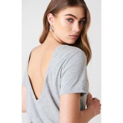 NA-KD Basic T-shirt z odkrytymi plecami - Grey. Szare t-shirty damskie NA-KD Basic, z bawełny, z dekoltem na plecach. Za 52.95 zł.