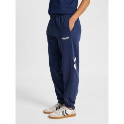 Damskie spodnie dresowe Hummel Legacy 2.0. Niebieskie spodnie sportowe damskie Hummel, bez wzorów, z dresówki, trekkingowe. Za 269.50 zł.