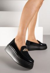 Czarne Półbuty na Platformie i Koturnie ze Skóry Naturalnej z Metaliczną Aplikacją Takaria. Czarne półbuty damskie Renee, z aplikacjami, ze skóry, eleganckie, bez obcasa, na koturnie, bez zapięcia. Za 179.99 zł.