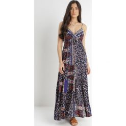 Granatowa Sukienka z Wiskozy Zhihes. Niebieskie sukienki damskie Born2be, l, bez wzorów, z wiskozy, bez kołnierzyka, bez ramiączek, maxi, kopertowe. Za 29.99 zł.