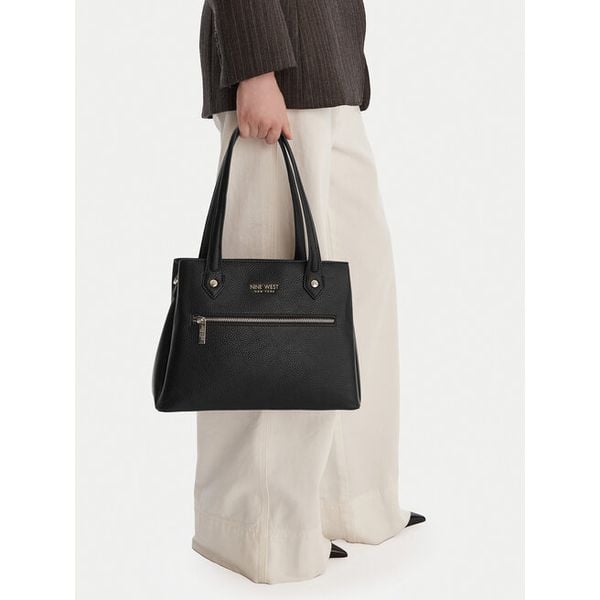 Torebka Nine West. Czarne torebki do ręki damskie Nine West, bez wzorów, bez dodatków. Za 249.99 zł.