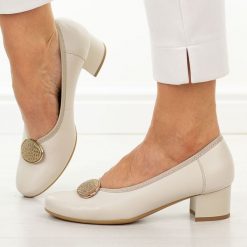 Beżowe skórzane Polskie czółenka damskie Suzana 4505. Brązowe czółenka damskie Suzana, z aplikacjami, ze skóry, eleganckie, z okrągłym noskiem, bez obcasa, na obcasie, bez zapięcia. Za 429.00 zł.