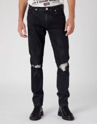 WRANGLER LARSTON MĘSKIE SPODNIE JEANSOWE JEANS BASS BLACK W18S3018O 112326029. Czarne spodnie materiałowe męskie Wrangler, l, bez wzorów, z jeansu. Za 229.99 zł.