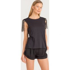 BLUZKA Twinset. Czarne bluzki damskie Twinset, l, z aplikacjami, z bawełny, retro, bez kołnierzyka, bez ramiączek. Za 485.40 zł.