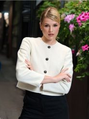 Krótki żakiet - kremowy. Białe żakiety damskie Sinsay, l, bez wzorów, z materiału. Za 79.99 zł.