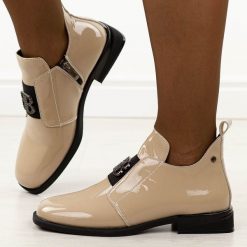 Beżowe lakierowane skórzane botki damskie Filippo Dbt4763/25. Brązowe botki damskie Filippo, na jesień, z jeansu, eleganckie, z okrągłym noskiem, bez obcasa, na obcasie, bez zapięcia. Za 319.00 zł.
