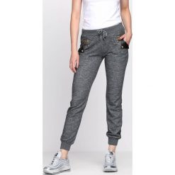 Ciemnoszare Spodnie Dresowe Up Heels. Szare spodnie dresowe damskie Born2be, z dresówki. Za 19.99 zł.
