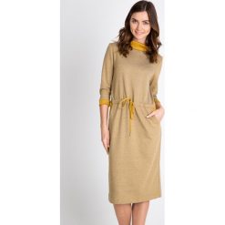 Beżowa sukienka z wiązaniem w pasie QUIOSQUE. Sukienki damskie marki QUIOSQUE. W wyprzedaży za 99.99 zł.