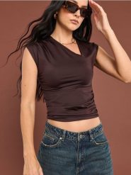 Koszulka damska - brązowy. Brązowe t-shirty damskie Sinsay, l, bez wzorów, z włókna, bez kołnierzyka. W wyprzedaży za 17.99 zł.
