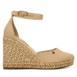 Espadryle Tommy Hilfiger. Brązowe espadryle damskie Tommy Hilfiger, bez wzorów, bez obcasa, bez zapięcia. Za 409.99 zł.