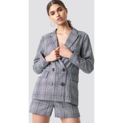 NA-KD Classic Dwurzędowa marynarka w kratkę - Grey. Żakiety damskie marki NA-KD Classic. Za 202.95 zł.