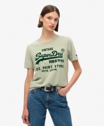Luźna koszulka graficzna Classic Vl. Zielone t-shirty damskie Superdry., m, bez wzorów, z bawełny, eleganckie, bez kołnierzyka. Za 147.70 zł.