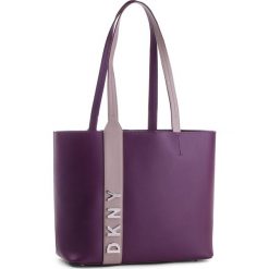 Torebka DKNY - R83AH771 Brinjal B7J. Torebki do ręki damskie marki DKNY. W wyprzedaży za 609.00 zł.