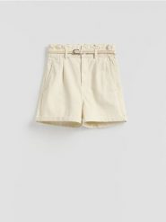 Jeansowe szorty z paskiem - kremowy. Białe szorty damskie Reserved, bez wzorów, z denimu. Za 119.99 zł.