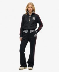 Superdry Spodnie Country Club Track – prosty krój, kontrastowe paski. Niebieskie spodnie dresowe damskie Superdry., bez wzorów, z bawełny. Za 344.20 zł.