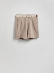 Szorty chino z paskiem - brązowy. Brązowe spodnie materiałowe męskie Reserved, bez wzorów, z bawełny. Za 129.99 zł.