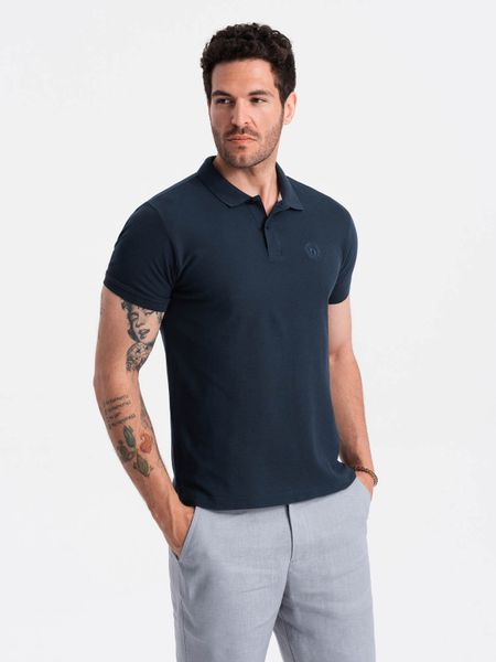 Jednokolorowa koszulka męska polo BASIC z dzianiny pique - granatowa V2. Niebieskie koszulki polo męskie Ombre Clothing, m, z aplikacjami, z bawełny, bez kołnierzyka, bez ramiączek. W wyprzedaży za 79.99 zł.