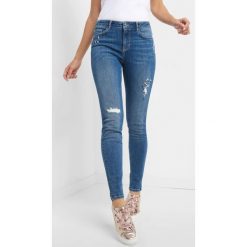 Jeansy skinny z kryształkami. Niebieskie jeansy damskie Orsay. Za 139.99 zł.