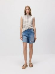 Jeansowe szorty z przetarciem - niebieski. Niebieskie szorty damskie Reserved, bez wzorów, z denimu. W wyprzedaży za 69.99 zł.