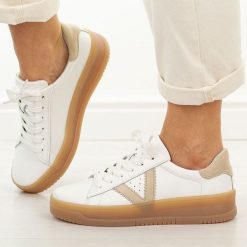 Białe skórzane półbuty damskie Vinceza 79597. Białe obuwie sportowe damskie VINCEZA, na jesień, bez wzorów, z jeansu, casualowe, z okrągłym noskiem, bez obcasa, na płaskiej podeszwie, bez zapięcia. Za 239.00 zł.