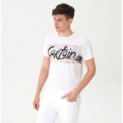 T-shirt z nadrukiem Captain - Biały. T-shirty męskie marki House. Za 39.99 zł.