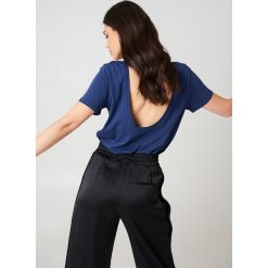 NA-KD Basic T-shirt z odkrytymi plecami - Blue,Navy. Niebieskie t-shirty damskie NA-KD Basic, z bawełny, z dekoltem na plecach. Za 52.95 zł.