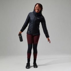 Kurtka puchowa damska Berghaus Tephra Stretch Reflect 2.0 Hoody. Czarne kurtki damskie Berghaus, bez wzorów, z puchu, bez kaptura, trekkingowe. Za 809.99 zł.