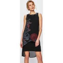 Desigual - Sukienka. Czarne sukienki damskie Desigual, z aplikacjami, z dzianiny, casualowe, bez kołnierzyka, bez ramiączek. W wyprzedaży za 319.90 zł.