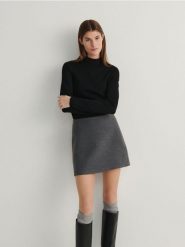 Sweter z wiskozą - czarny. Czarne swetry damskie Reserved, l, bez wzorów, z dzianiny, bez kołnierzyka, bez ramiączek, bez kaptura. W wyprzedaży za 39.99 zł.