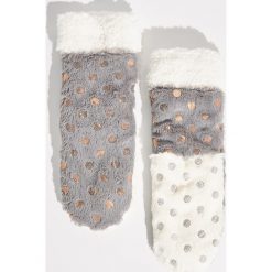 Pluszowe kapcie - Szary. Kapcie damskie marki Sinsay. Za 24.99 zł.