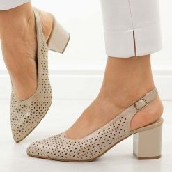 Złote skórzane ażurowe czółenka damskie Jezzi 2263A-5. Żółte czółenka damskie Jezzi, w ażurowe wzory, ze skóry, casualowe, bez obcasa, na słupku, bez zapięcia. Za 219.00 zł.