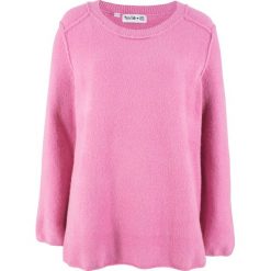 Sweter dzianinowy ze szwami na prawej stronie, z kolekcji Maite Kelly bonprix jasnoróżowy. Swetry damskie marki bonprix. Za 44.99 zł.