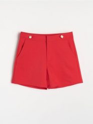 Bawełniane szorty z ozdobnymi guzikami - czerwony. Czerwone szorty damskie Sinsay, l, bez wzorów, z bawełny. Za 39.99 zł.