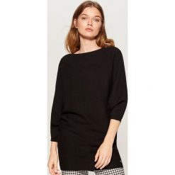 Luźny sweter z prostym dekoltem - Czarny. Swetry damskie marki Mohito. W wyprzedaży za 39.99 zł.