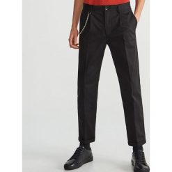 Spodnie chino z łańcuchem - Czarny. Spodnie materiałowe męskie Reserved. W wyprzedaży za 69.99 zł.