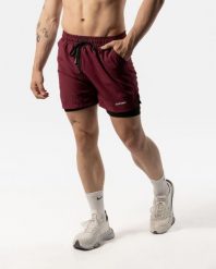Męskie szorty sportowe 2 w 1 z wewnętrzną warstwą i kieszenią – bordowo-czarny. Czarne krótkie spodenki sportowe męskie AESTHETIC WOLF, l, bez wzorów, z elastanu, do biegania. Za 299.99 zł.