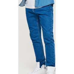Jeansy COMFORT CARROT - Niebieski. Niebieskie jeansy męskie Cropp. Za 99.99 zł.