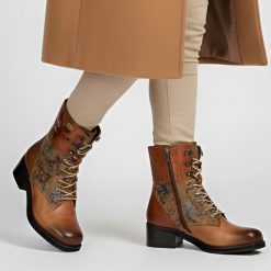 Botki damskie Laura Vita, skórzana cholewka we wzory i na stabilnym obcasie, brązowe, SO2014-3. Brązowe kozaki damskie Laura Vita, ze skóry, bez obcasa, na obcasie. Za 441.99 zł.