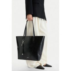 Torebka Lasocki. Czarne torebki do ręki damskie Lasocki, bez wzorów, bez dodatków. Za 199.99 zł.