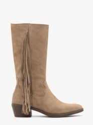 Piaskowe kozaki boho z frędzlami. Brązowe kozaki damskie Ryłko, ze skóry, bez obcasa, na obcasie. Za 549.99 zł.