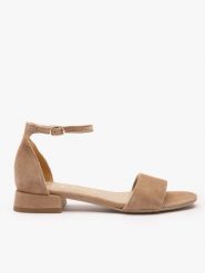 Jasnobrązowe sandały zapinane na sprzączkę. Brązowe sandały damskie Ryłko, bez wzorów, ze skóry, bez obcasa, na obcasie, bez zapięcia. Za 379.99 zł.