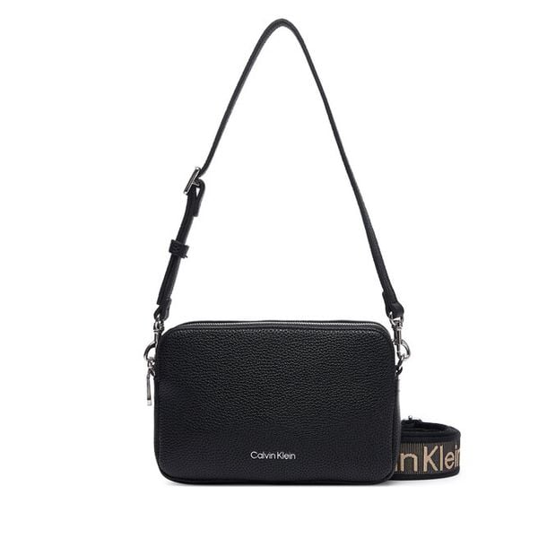 Torebka Calvin Klein. Czarne listonoszki damskie Calvin Klein, bez wzorów, bez dodatków. Za 297.99 zł.