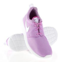 Buty Nike Rosherun W 599729-503 fioletowe. Fioletowe obuwie sportowe damskie bez wzorów, z gumy, na fitness i siłownię. Za 374.47 zł.