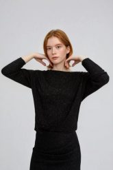 Błyszcząca bluzka czarna. Czarne bluzki damskie MOODO, bez wzorów, z elastanu, bez kołnierzyka, bez ramiączek. Za 109.99 zł.