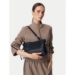 Torebka Liu Jo. Czarne torebki do ręki damskie Liu Jo, bez wzorów, klasyczne, bez dodatków. Za 639.99 zł.