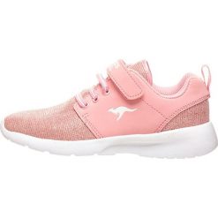 Sneakersy w kolorze jasnoróżowym. Trampki i tenisówki dziewczęce marki KangaRoos. W wyprzedaży za 102.95 zł.