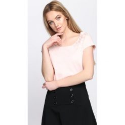 Jasnoróżowy T-shirt Comes Tumbling. Czerwone t-shirty damskie Born2be. Za 59.99 zł.