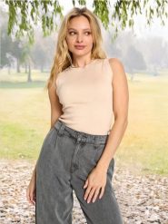 Sweter bez rękawów - kremowy. Białe swetry damskie Sinsay, l, bez wzorów, prążkowane, bez kołnierzyka, bez ramiączek, bez kaptura. Za 25.99 zł.